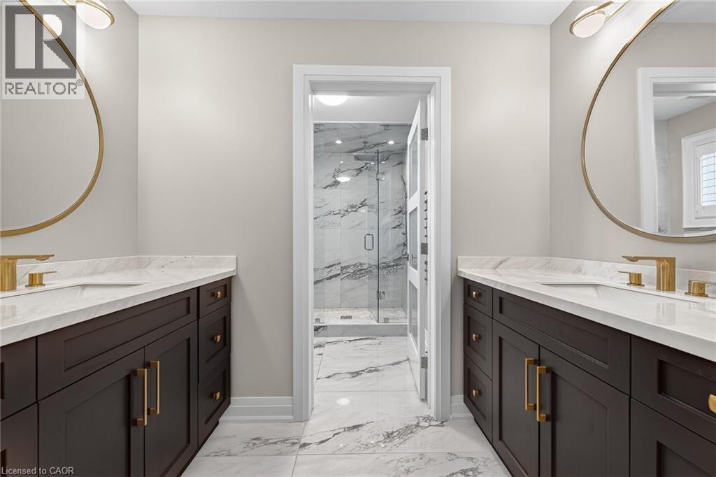 18 David Avenue, Hamilton, ON - Indoor Photo Showing Bathroom