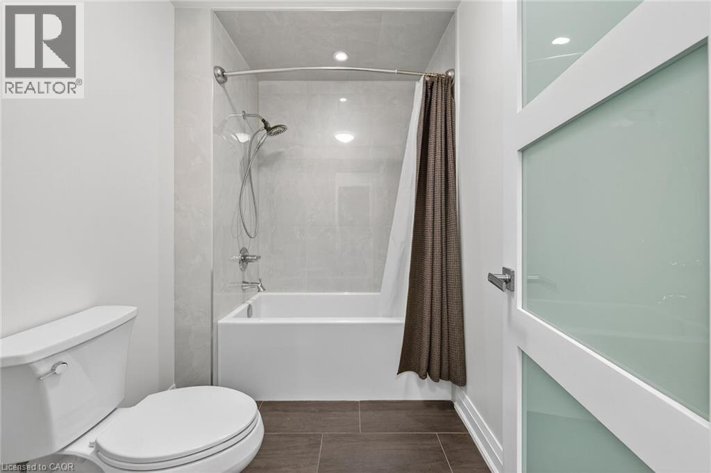 18 David Avenue, Hamilton, ON - Indoor Photo Showing Bathroom