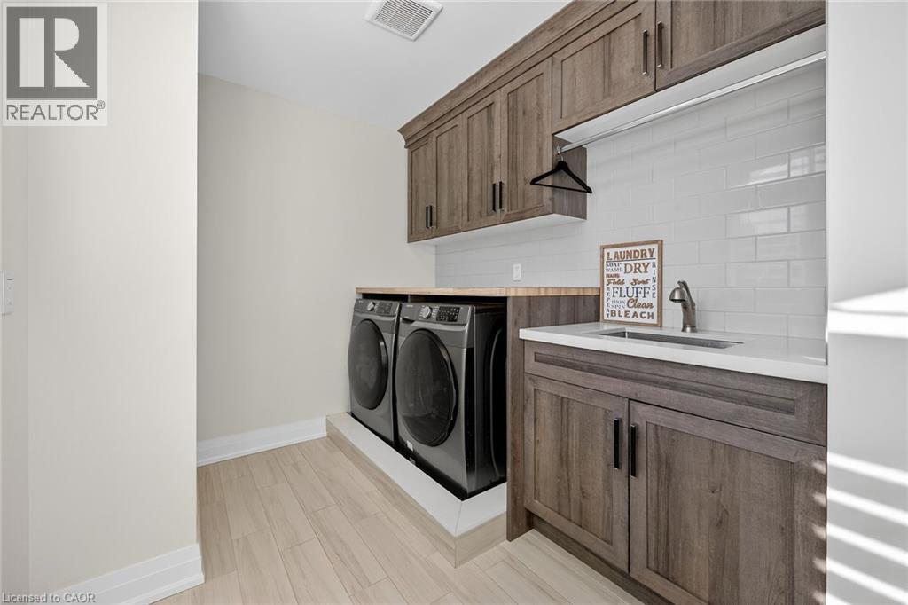 18 David Avenue, Hamilton, ON - Indoor Photo Showing Laundry Room