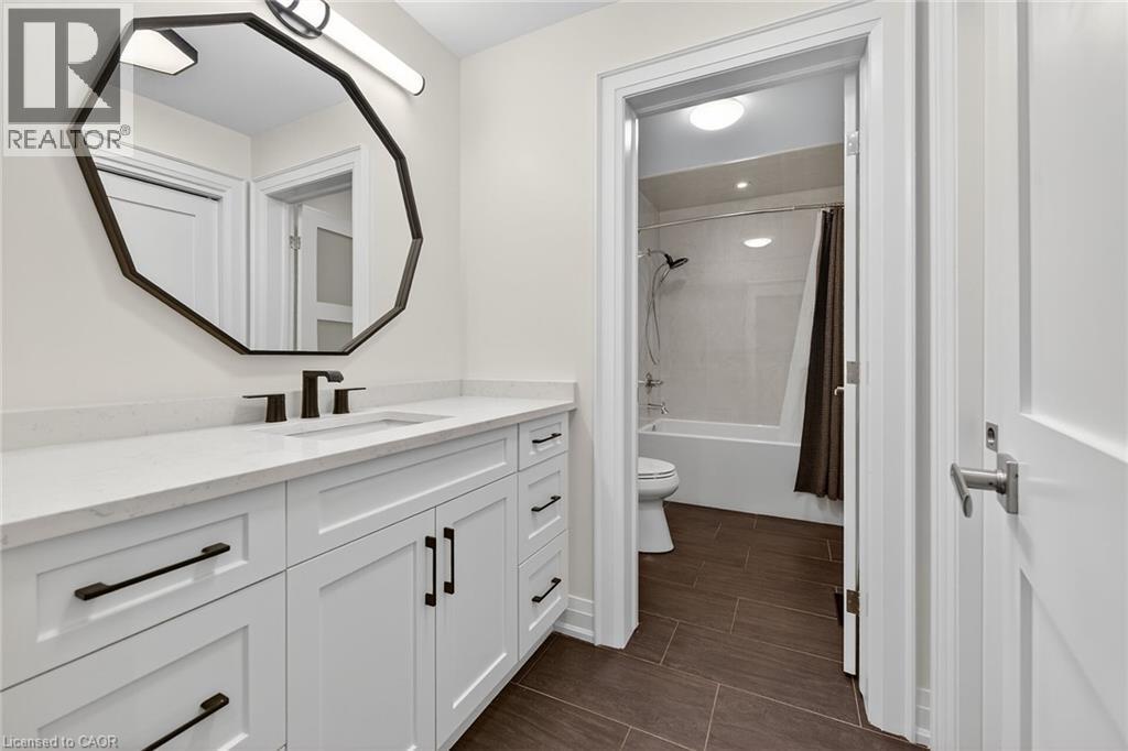 18 David Avenue, Hamilton, ON - Indoor Photo Showing Bathroom