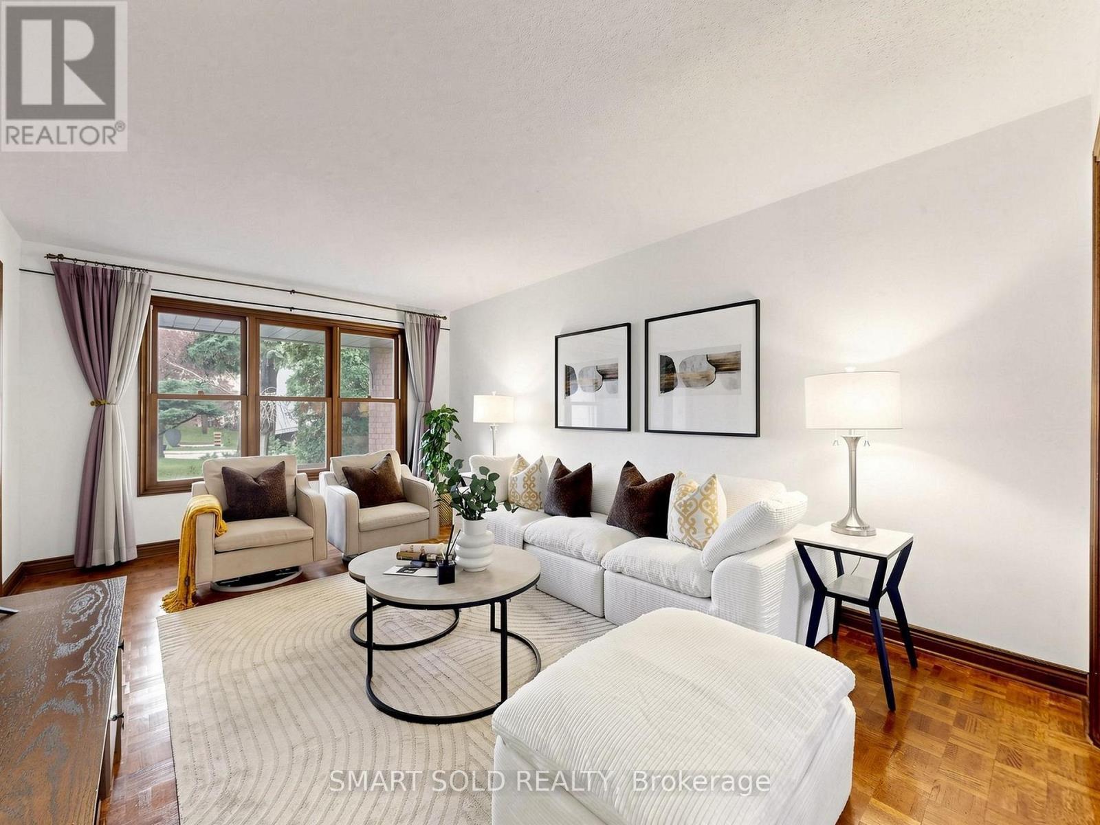 14 Marchwood Crescent, Richmond Hill, ON - Indoor Photo Showing Living Room