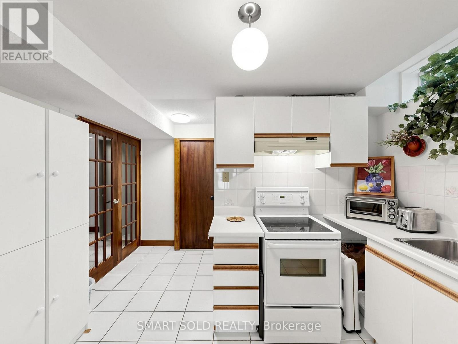 14 Marchwood Crescent, Richmond Hill, ON - Indoor Photo Showing Kitchen