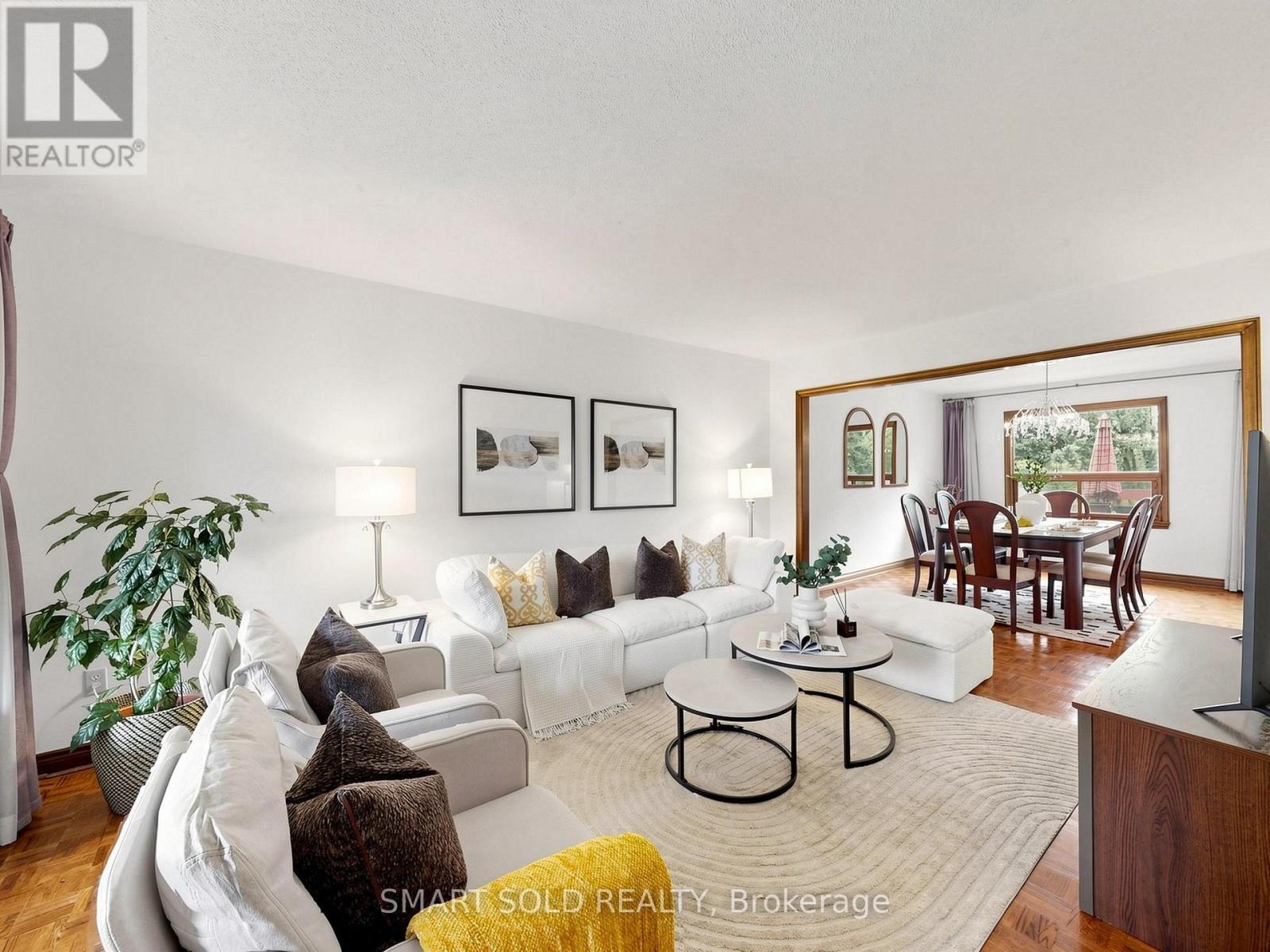 14 Marchwood Crescent, Richmond Hill, ON - Indoor Photo Showing Living Room
