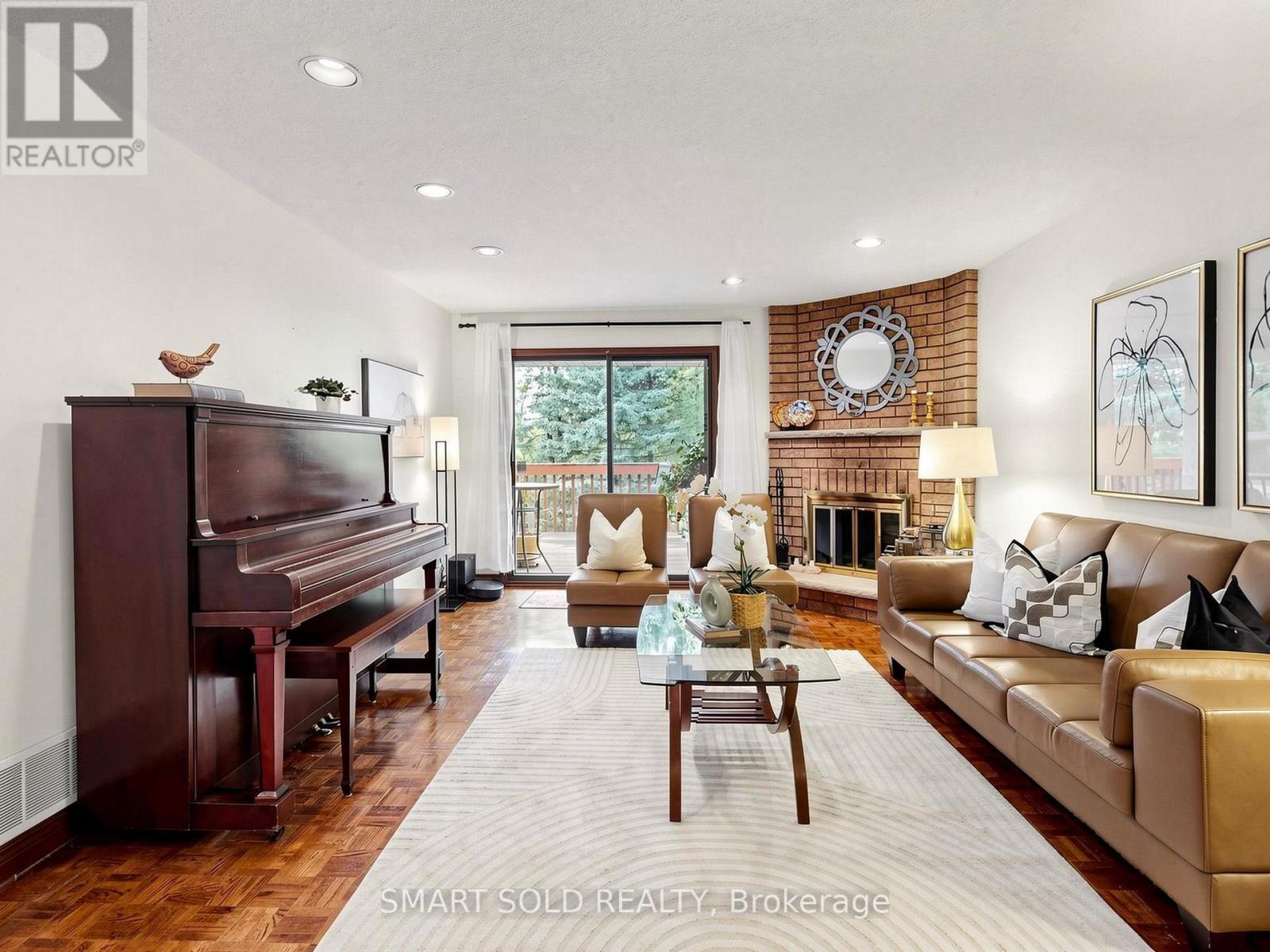 14 Marchwood Crescent, Richmond Hill, ON - Indoor Photo Showing Living Room With Fireplace