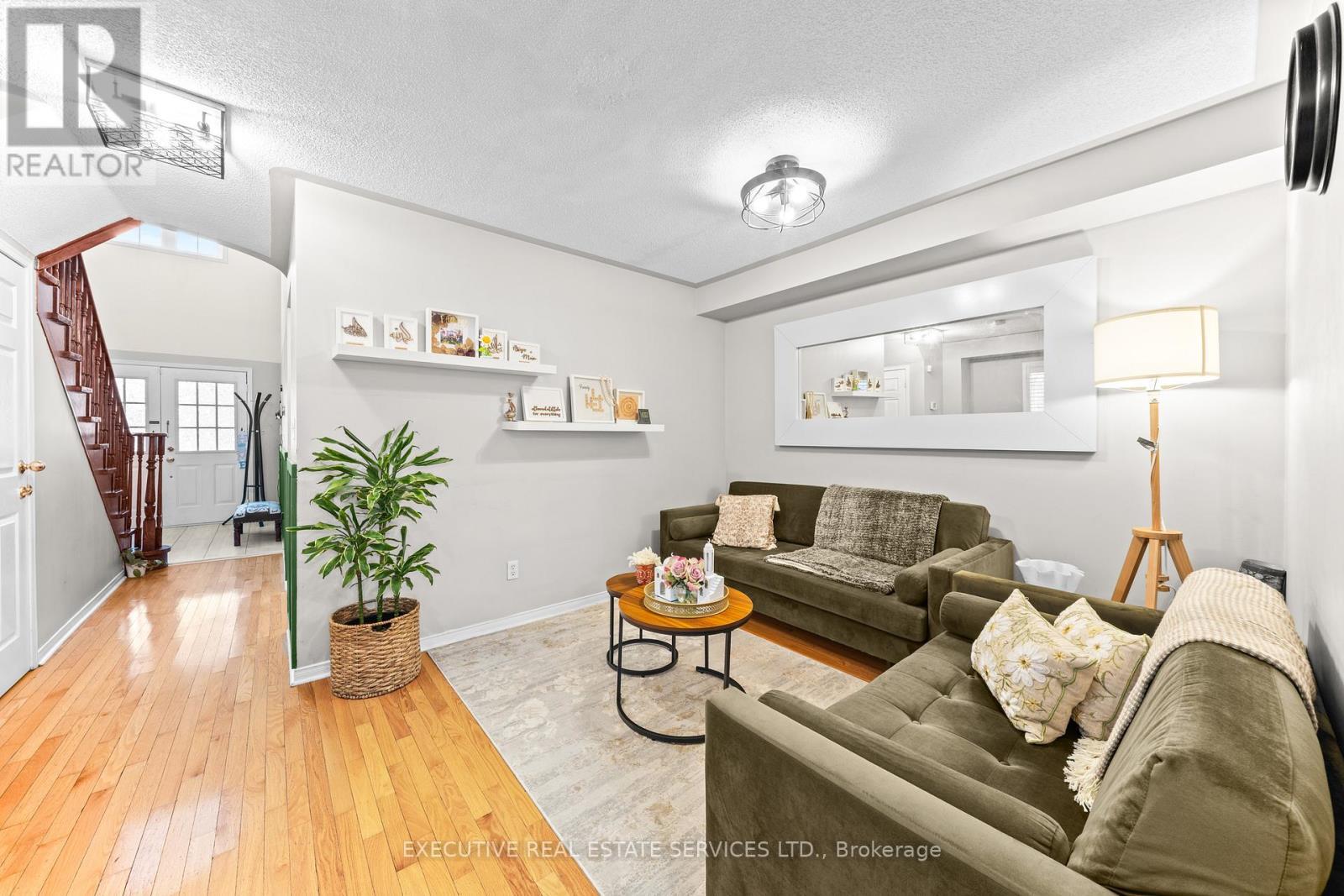 5727 Keldrew Avenue, Mississauga, ON - Indoor Photo Showing Living Room