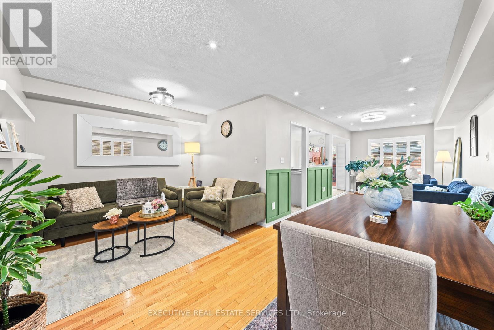 5727 Keldrew Avenue, Mississauga, ON - Indoor Photo Showing Living Room