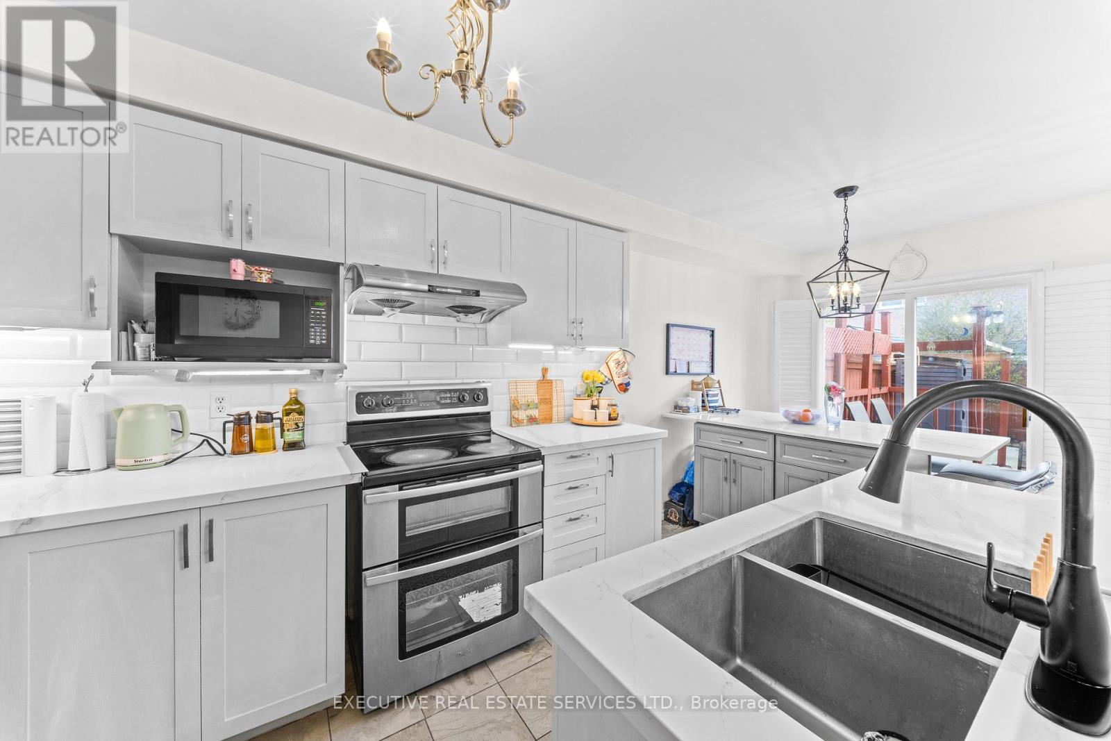 5727 Keldrew Avenue, Mississauga, ON - Indoor Photo Showing Kitchen With Double Sink