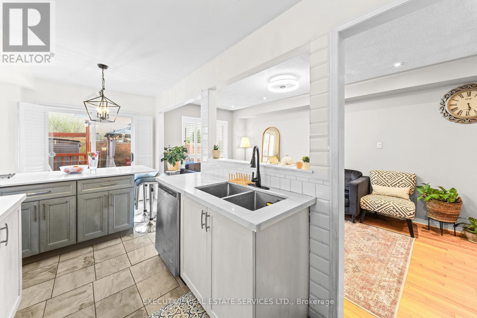 5727 Keldrew Avenue, Mississauga, ON - Indoor Photo Showing Kitchen With Double Sink With Upgraded Kitchen