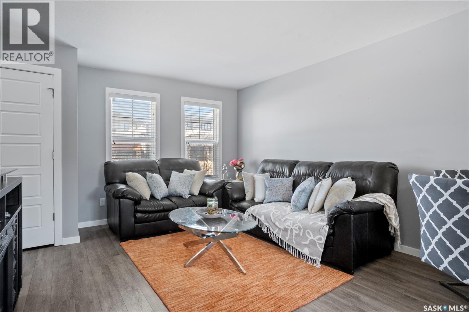 4733 Primrose Green Drive E, Regina, SK - Indoor Photo Showing Living Room