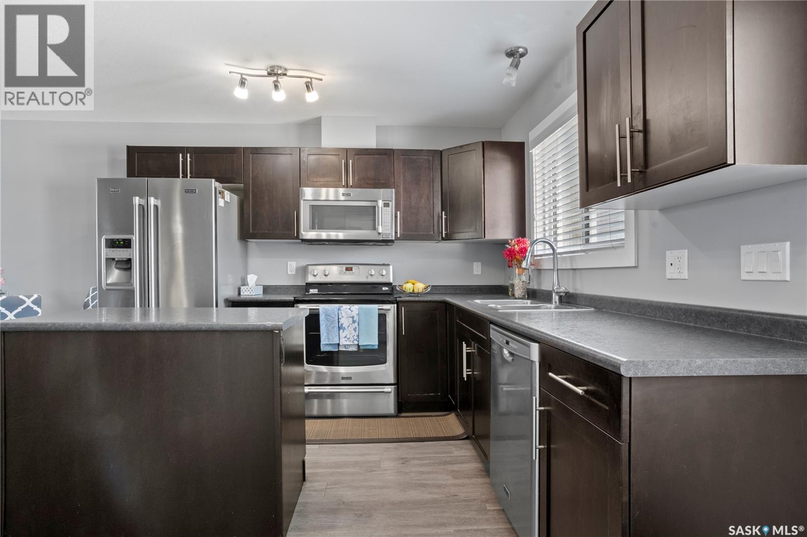 4733 Primrose Green Drive E, Regina, SK - Indoor Photo Showing Kitchen