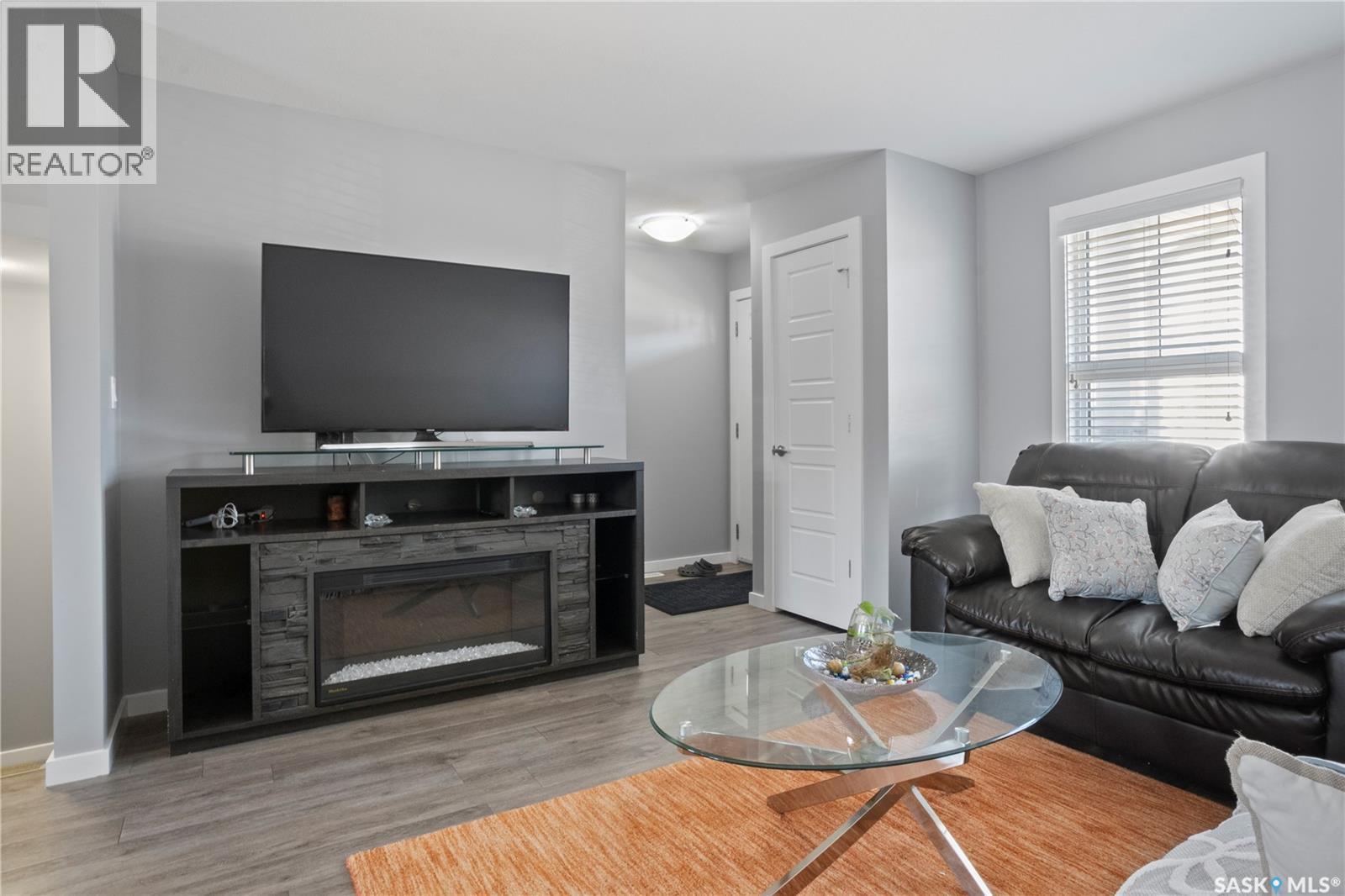 4733 Primrose Green Drive E, Regina, SK - Indoor Photo Showing Living Room