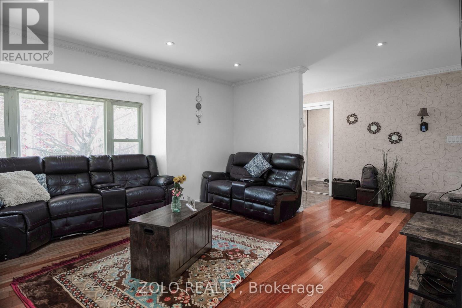13 Foster Road, Mississauga, ON - Indoor Photo Showing Living Room