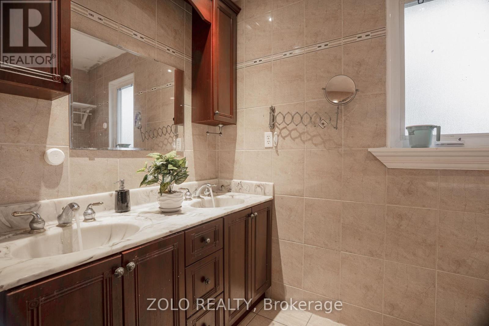 13 Foster Road, Mississauga, ON - Indoor Photo Showing Bathroom