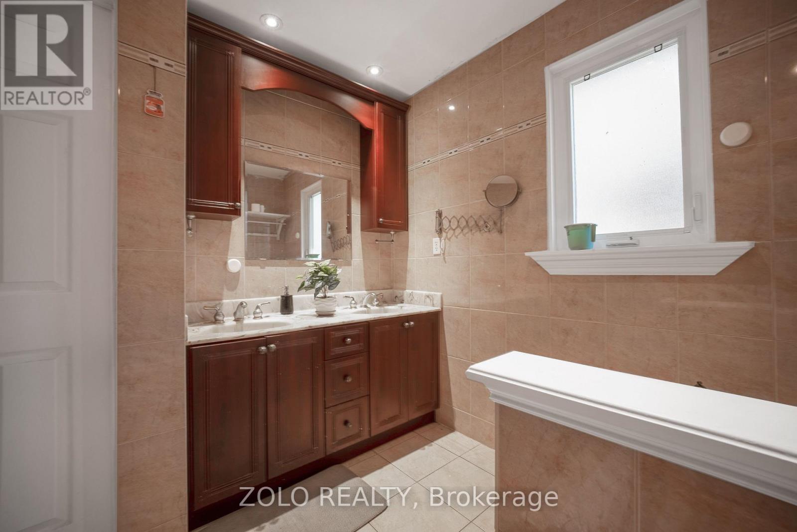 13 Foster Road, Mississauga, ON - Indoor Photo Showing Bathroom
