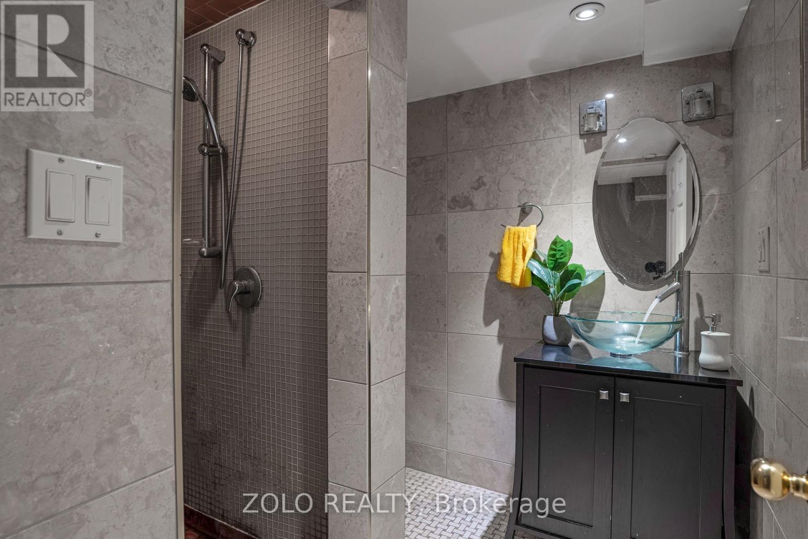 13 Foster Road, Mississauga, ON - Indoor Photo Showing Bathroom