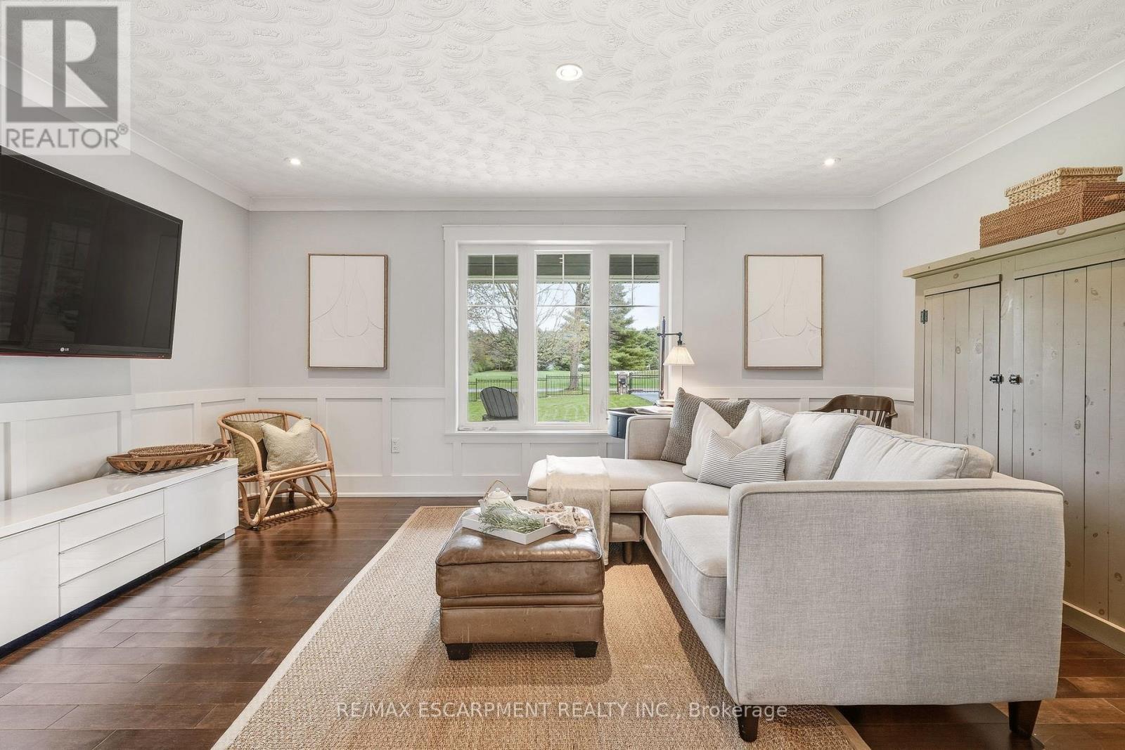 7196 Mcniven Road, Milton, ON - Indoor Photo Showing Living Room