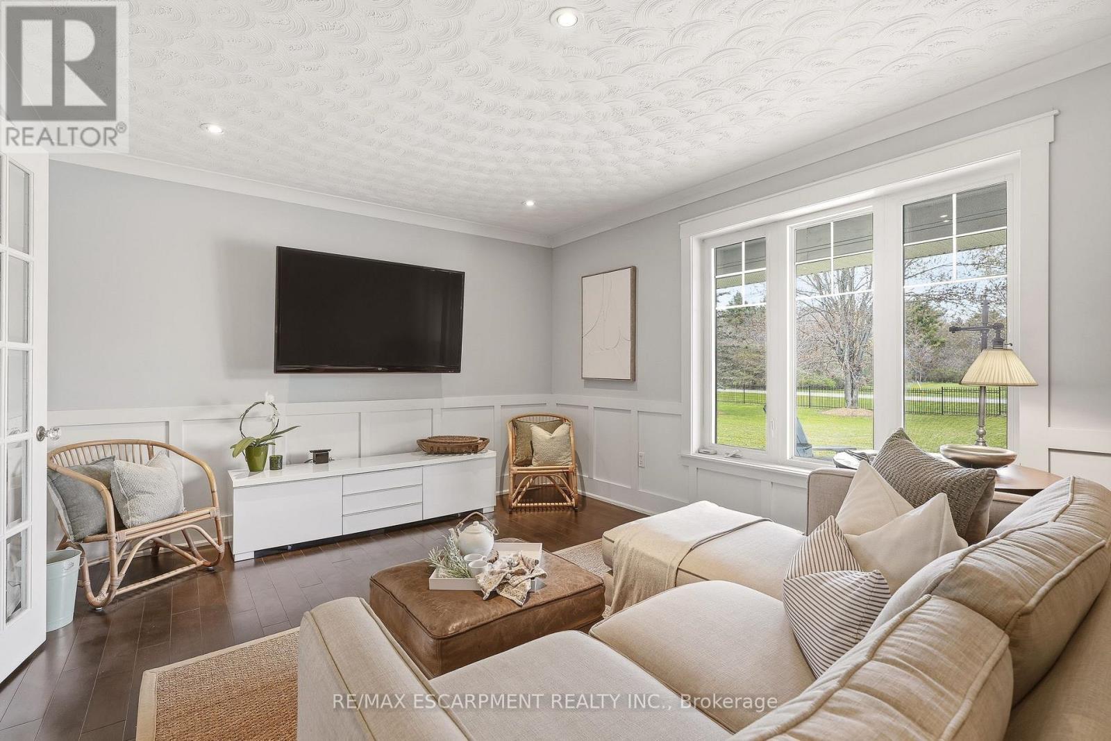 7196 Mcniven Road, Milton, ON - Indoor Photo Showing Living Room