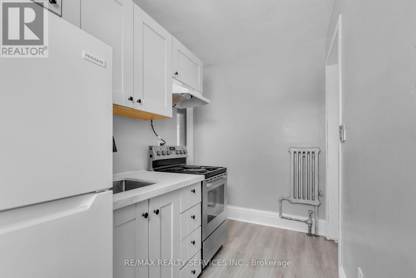 8 - 5 Fairholt Road N, Hamilton, ON - Indoor Photo Showing Kitchen