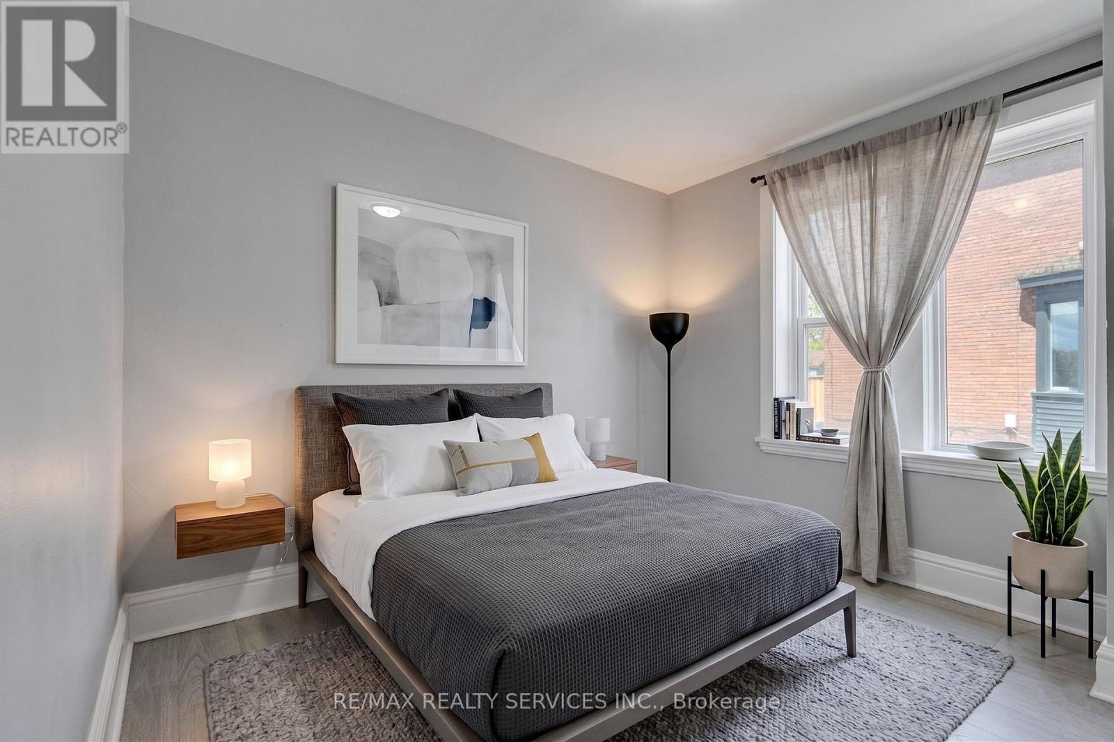 8 - 5 Fairholt Road N, Hamilton, ON - Indoor Photo Showing Bedroom