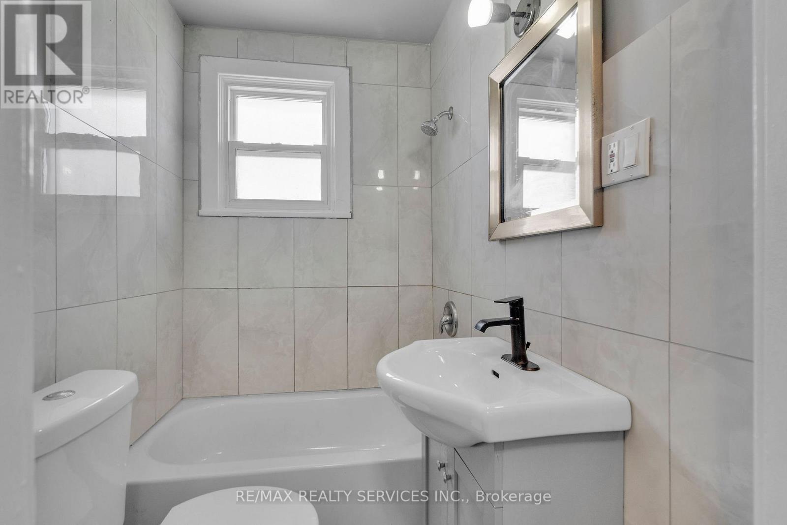 8 - 5 Fairholt Road N, Hamilton, ON - Indoor Photo Showing Bathroom