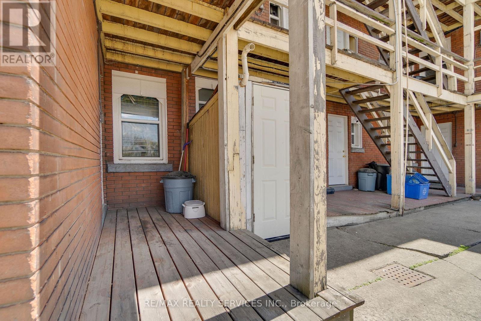 8 - 5 Fairholt Road N, Hamilton, ON - Outdoor With Exterior