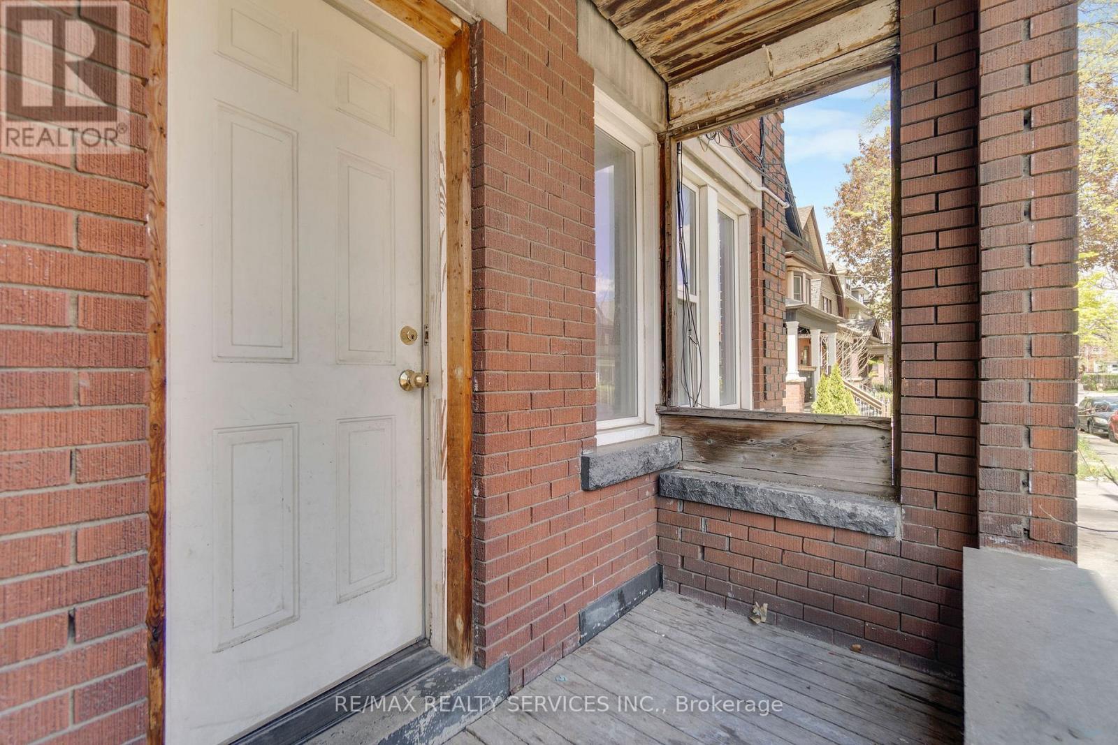 8 - 5 Fairholt Road N, Hamilton, ON - Outdoor With Exterior