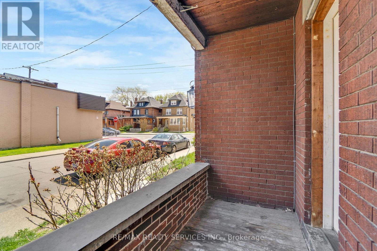 8 - 5 Fairholt Road N, Hamilton, ON - Outdoor With Exterior