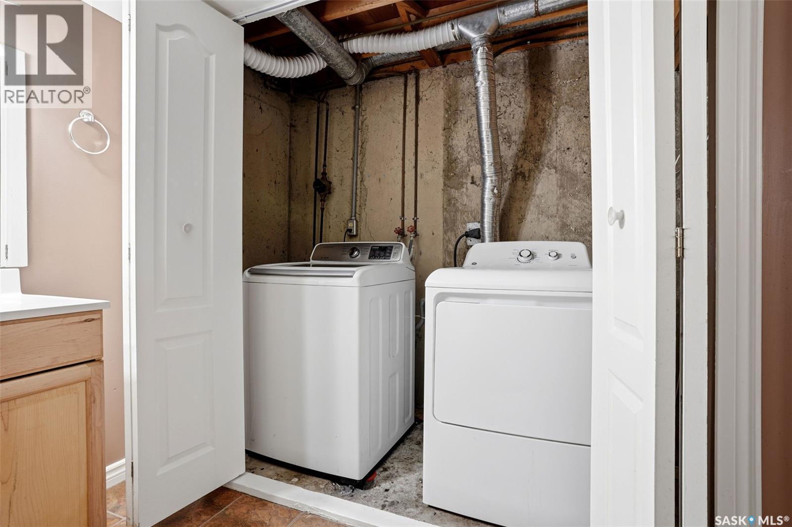 4176 Castle Road, Regina, SK - Indoor Photo Showing Laundry Room