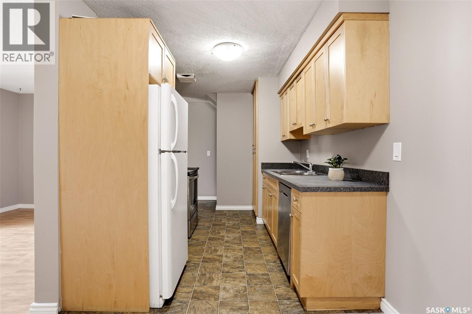 4176 Castle Road, Regina, SK - Indoor Photo Showing Kitchen