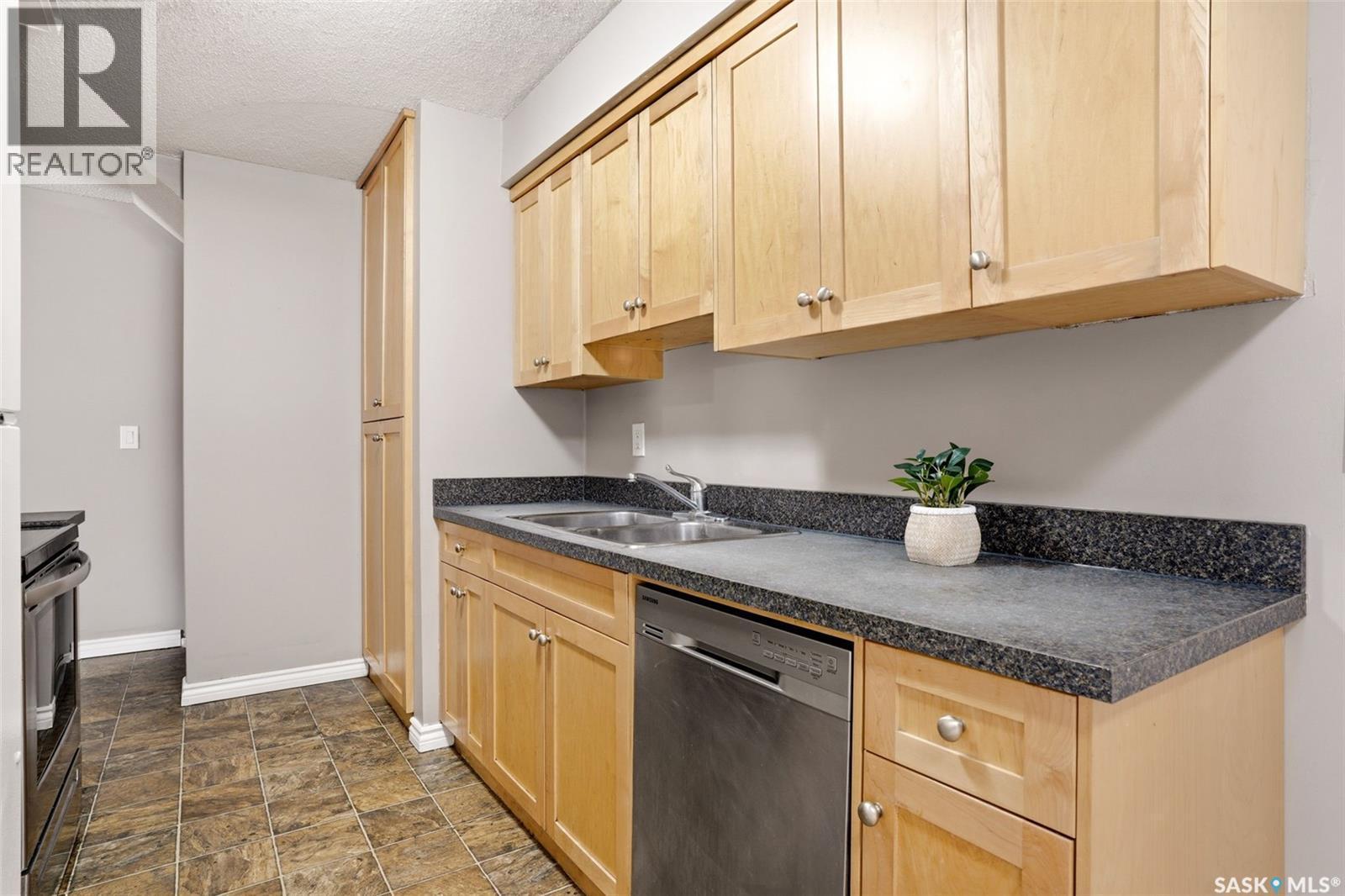 4176 Castle Road, Regina, SK - Indoor Photo Showing Kitchen With Double Sink