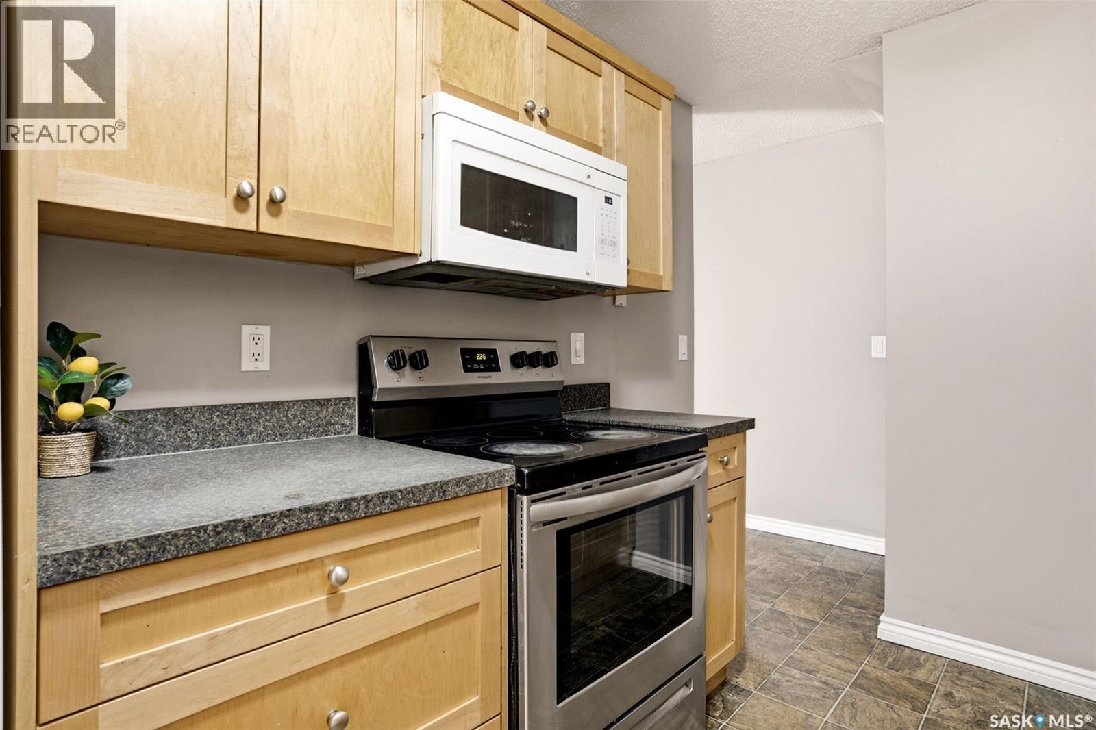4176 Castle Road, Regina, SK - Indoor Photo Showing Kitchen