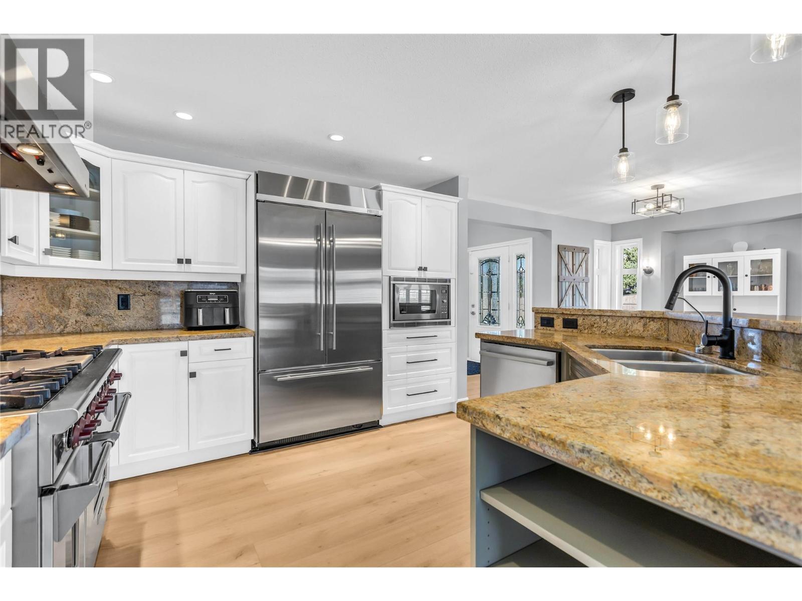 3350 Larkspur Court, Kelowna, BC - Indoor Photo Showing Living Room