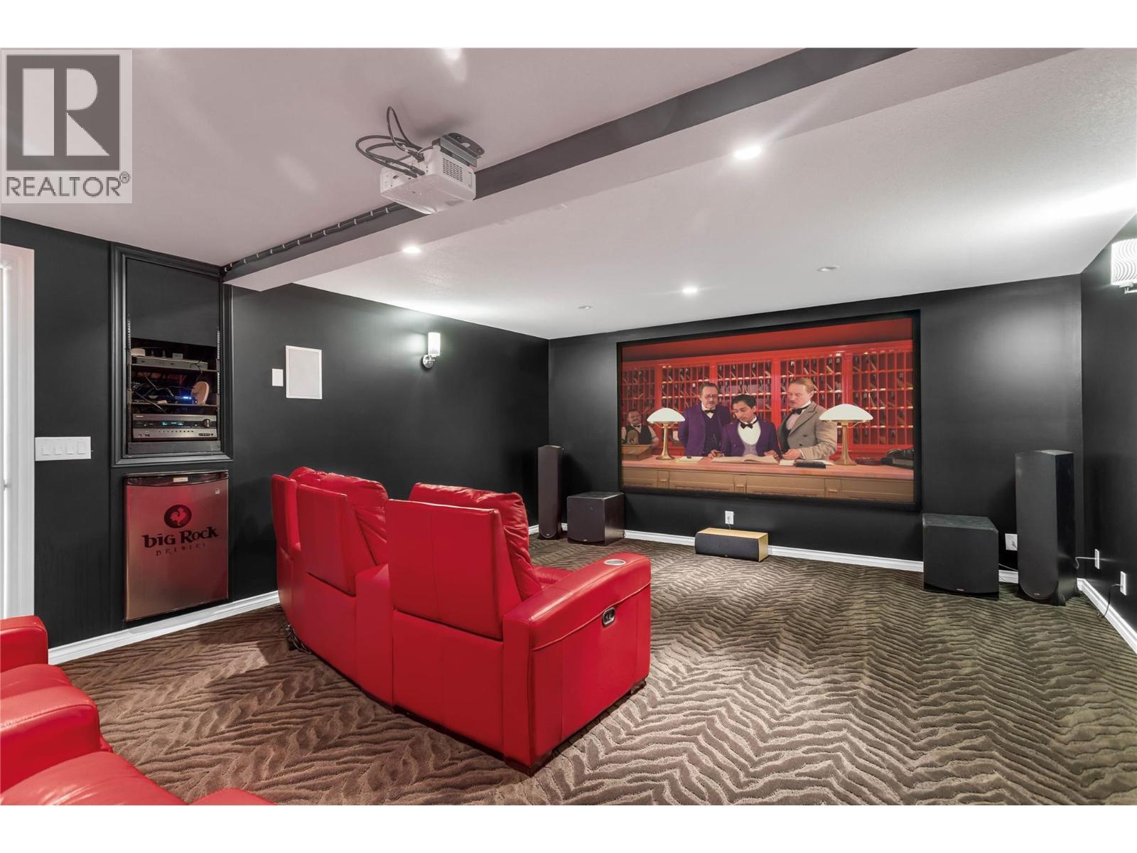3350 Larkspur Court, Kelowna, BC - Indoor Photo Showing Garage