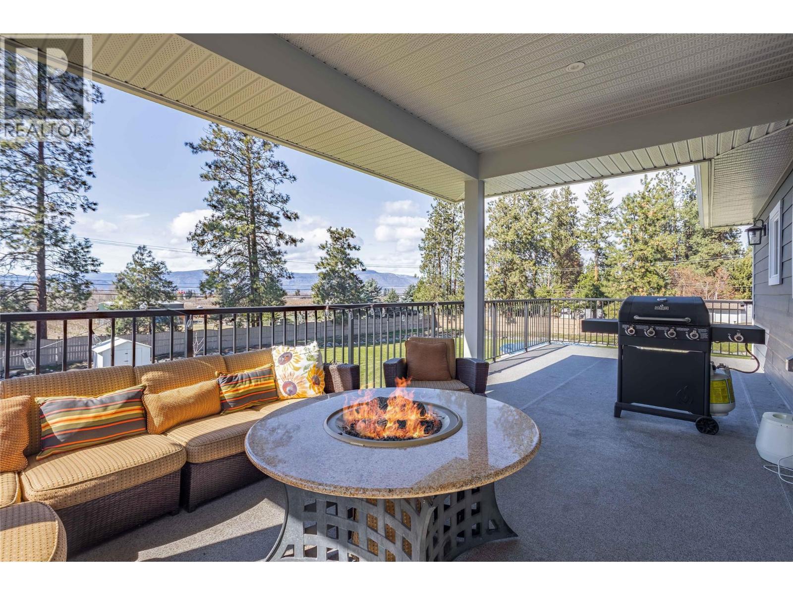 3350 Larkspur Court, Kelowna, BC - Indoor Photo Showing Kitchen With Upgraded Kitchen