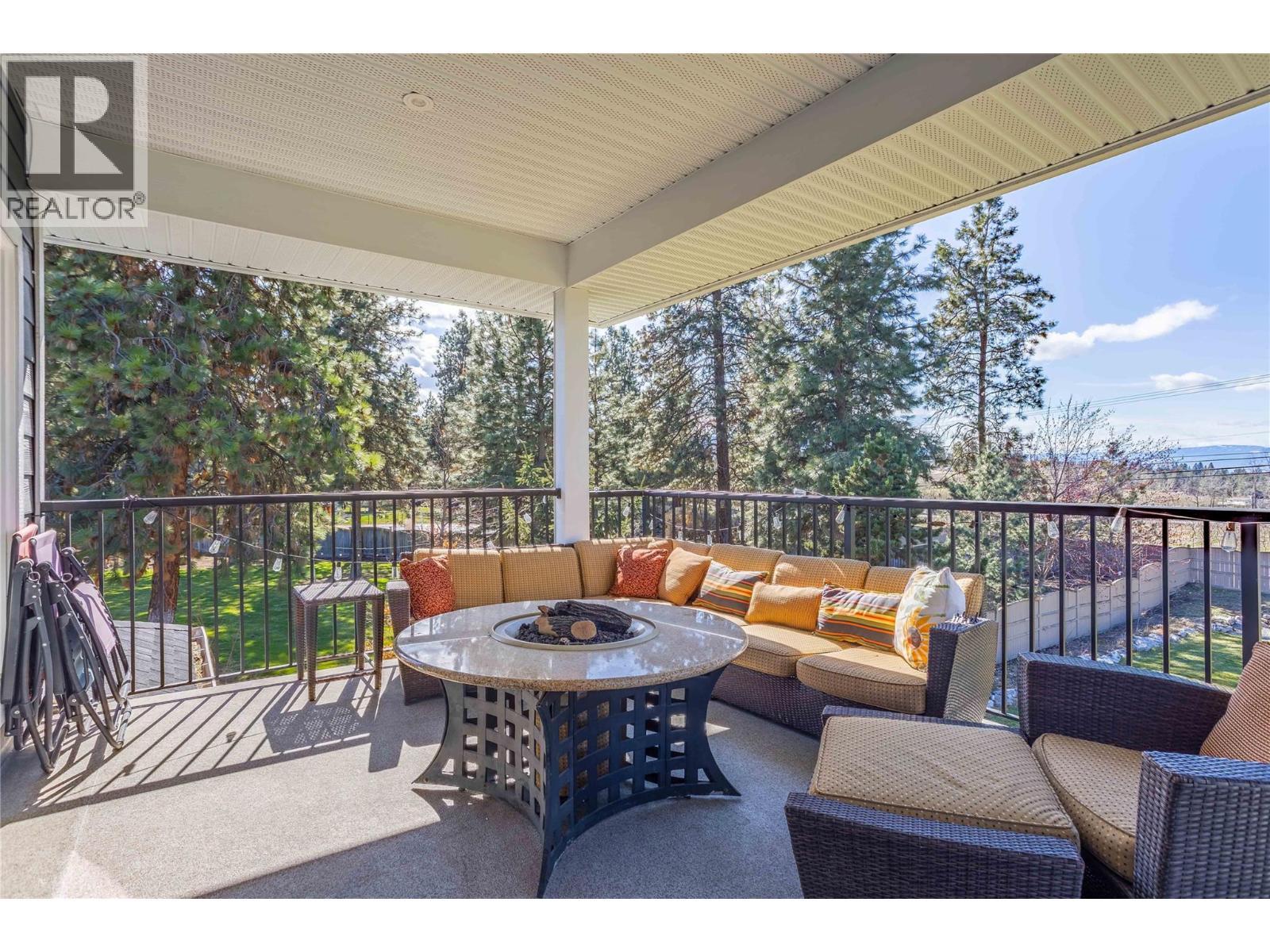 3350 Larkspur Court, Kelowna, BC - Indoor Photo Showing Kitchen