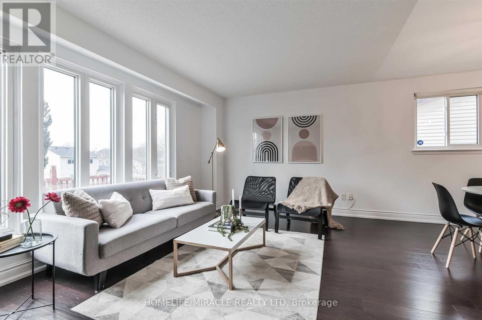 37 Banner Crescent, Ajax, ON - Indoor Photo Showing Living Room