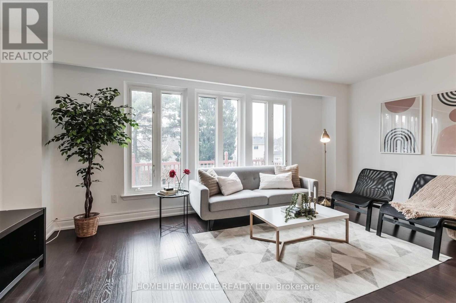 37 Banner Crescent, Ajax, ON - Indoor Photo Showing Living Room