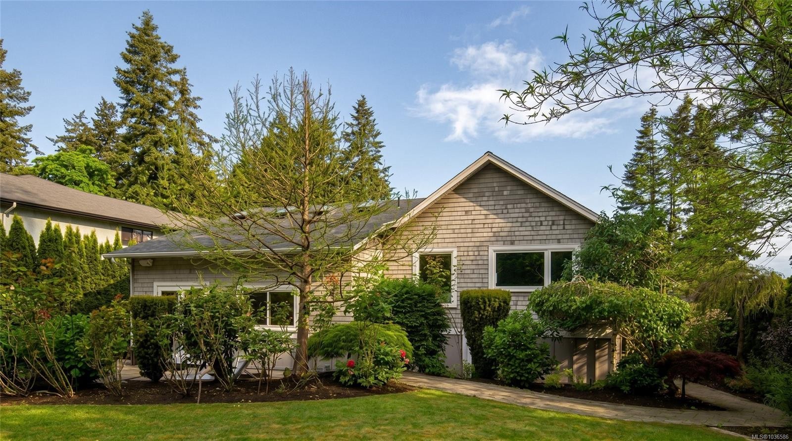 1896 Leyns Rd, Saanich, BC