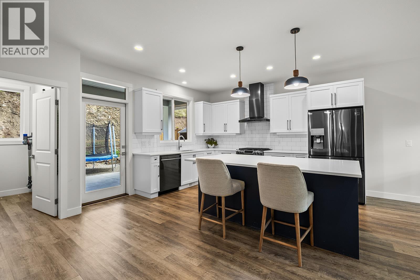 21 Forest Edge Drive, Kelowna, BC - Indoor Photo Showing Kitchen With Upgraded Kitchen