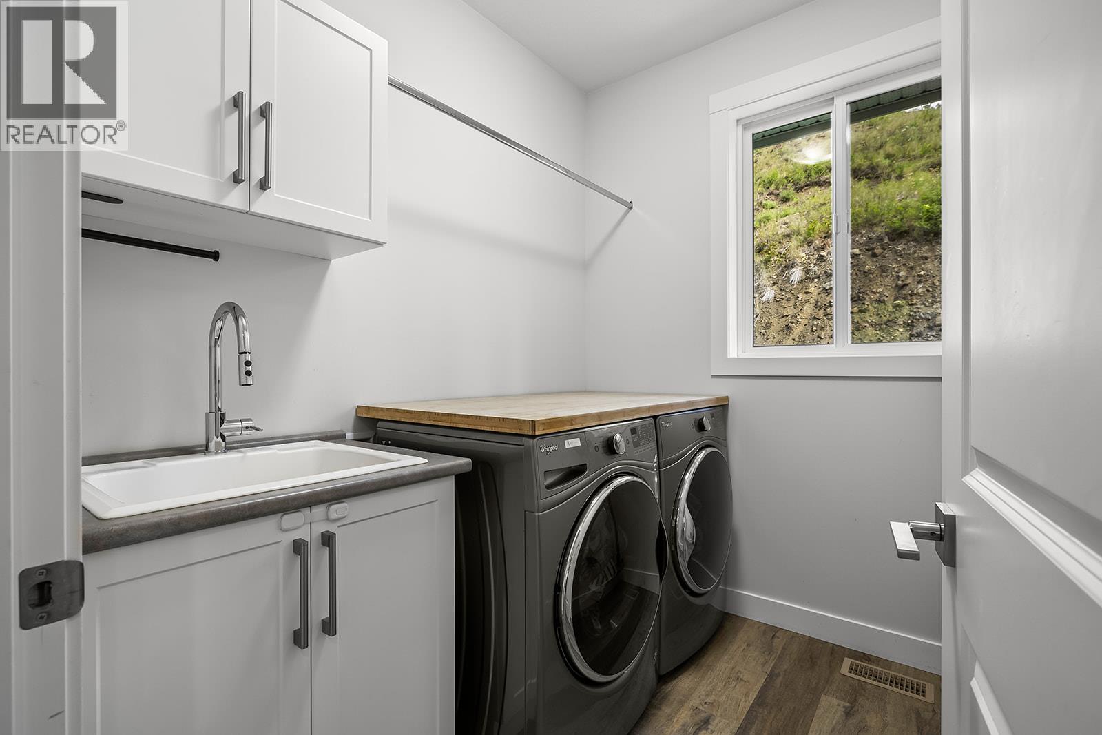 21 Forest Edge Drive, Kelowna, BC - Indoor Photo Showing Laundry Room