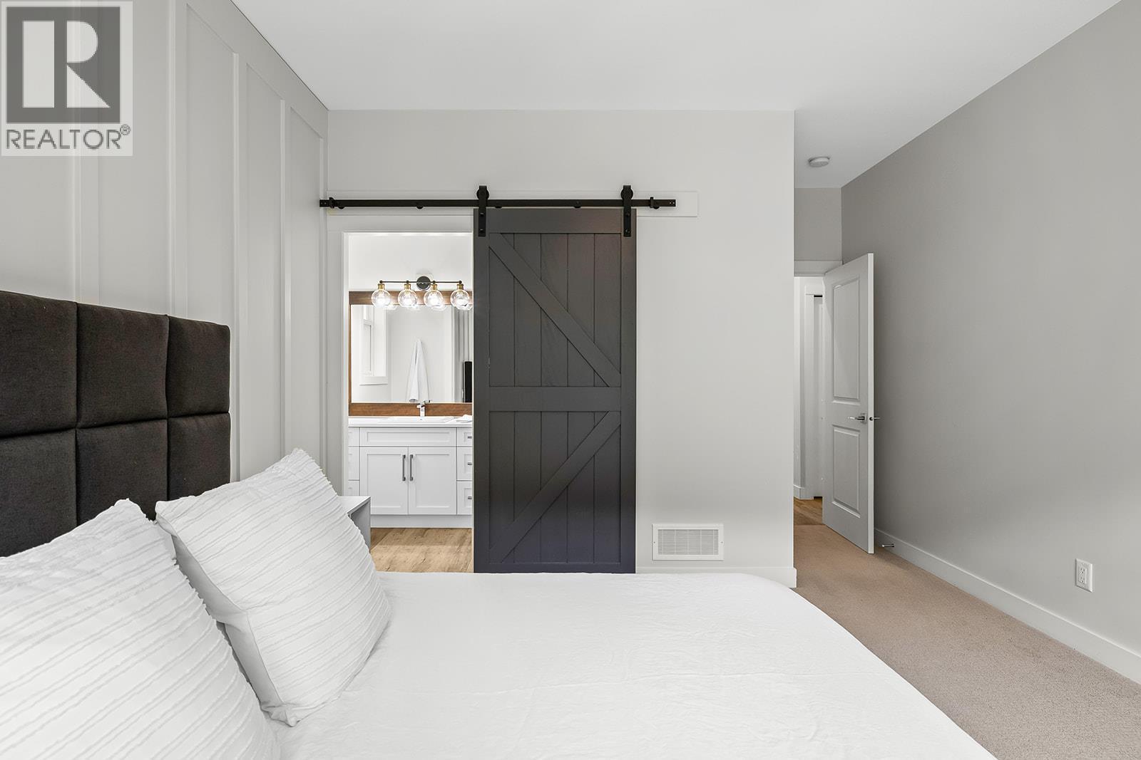 21 Forest Edge Drive, Kelowna, BC - Indoor Photo Showing Bedroom