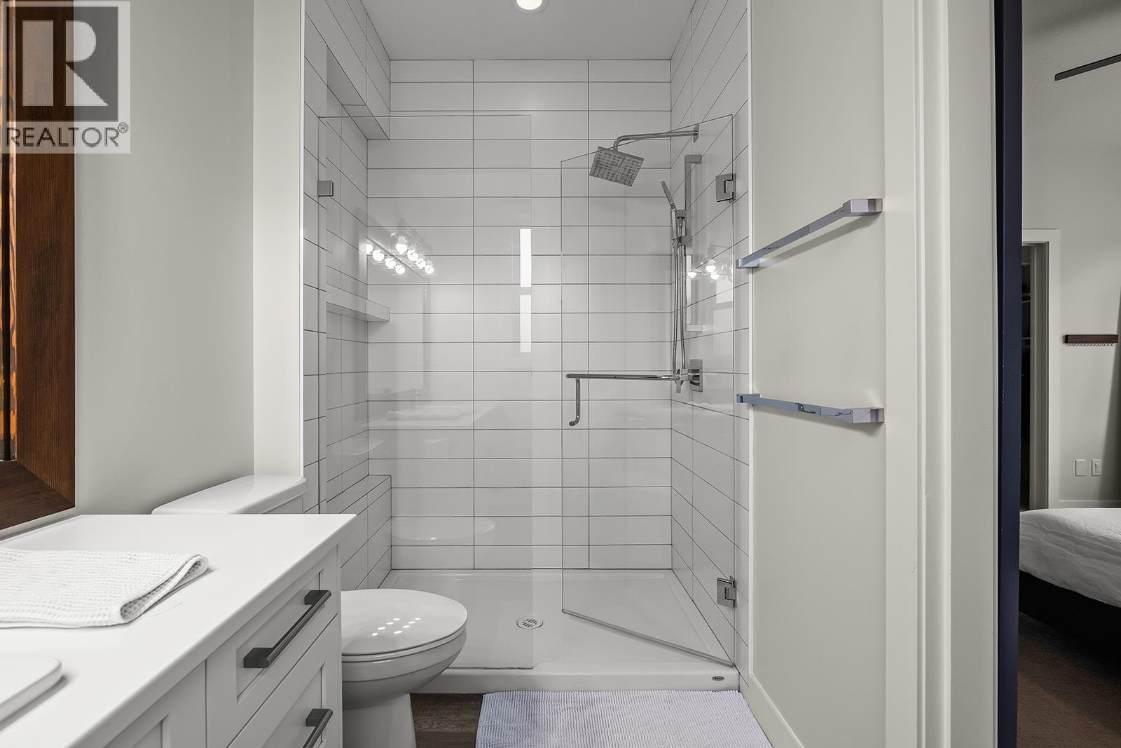 21 Forest Edge Drive, Kelowna, BC - Indoor Photo Showing Bathroom
