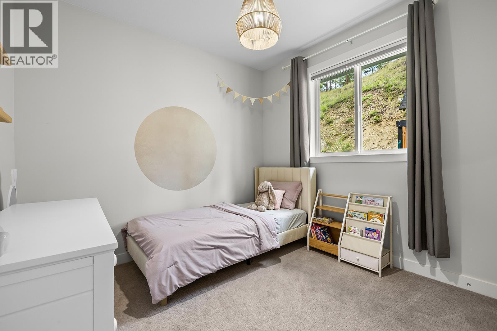 21 Forest Edge Drive, Kelowna, BC - Indoor Photo Showing Bedroom