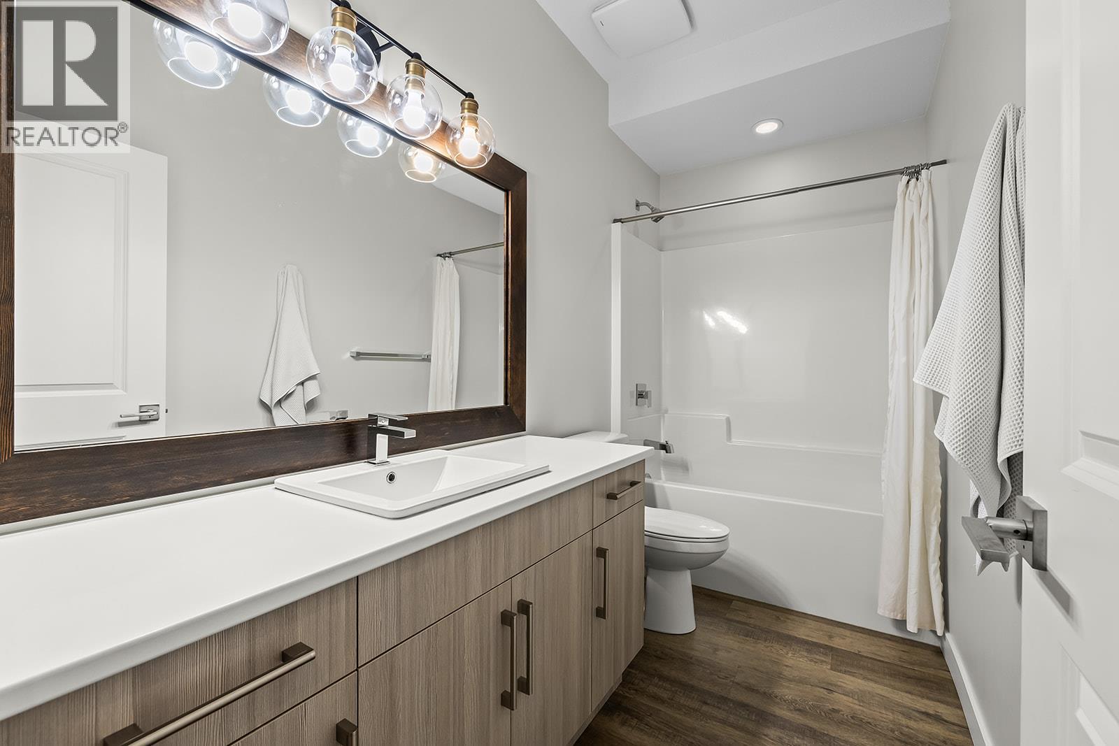 21 Forest Edge Drive, Kelowna, BC - Indoor Photo Showing Bathroom