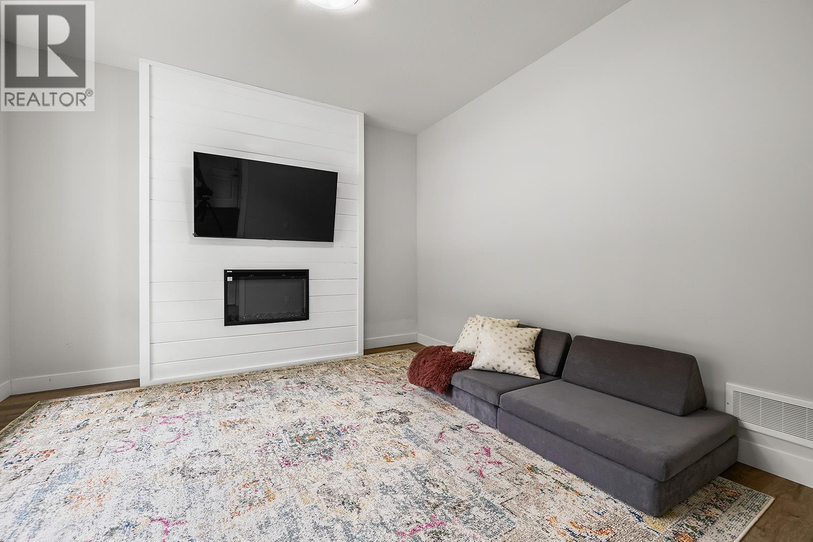 21 Forest Edge Drive, Kelowna, BC - Indoor Photo Showing Living Room With Fireplace