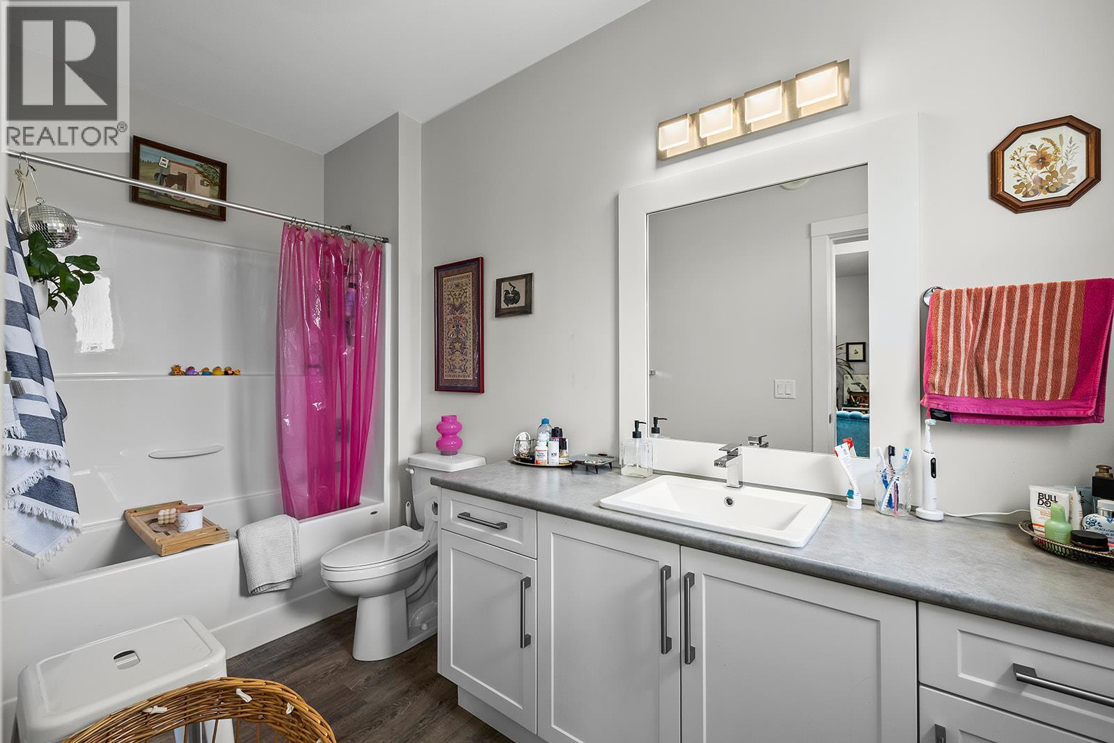 Suite Bathroom - 21 Forest Edge Drive, Kelowna, BC - Indoor Photo Showing Bathroom