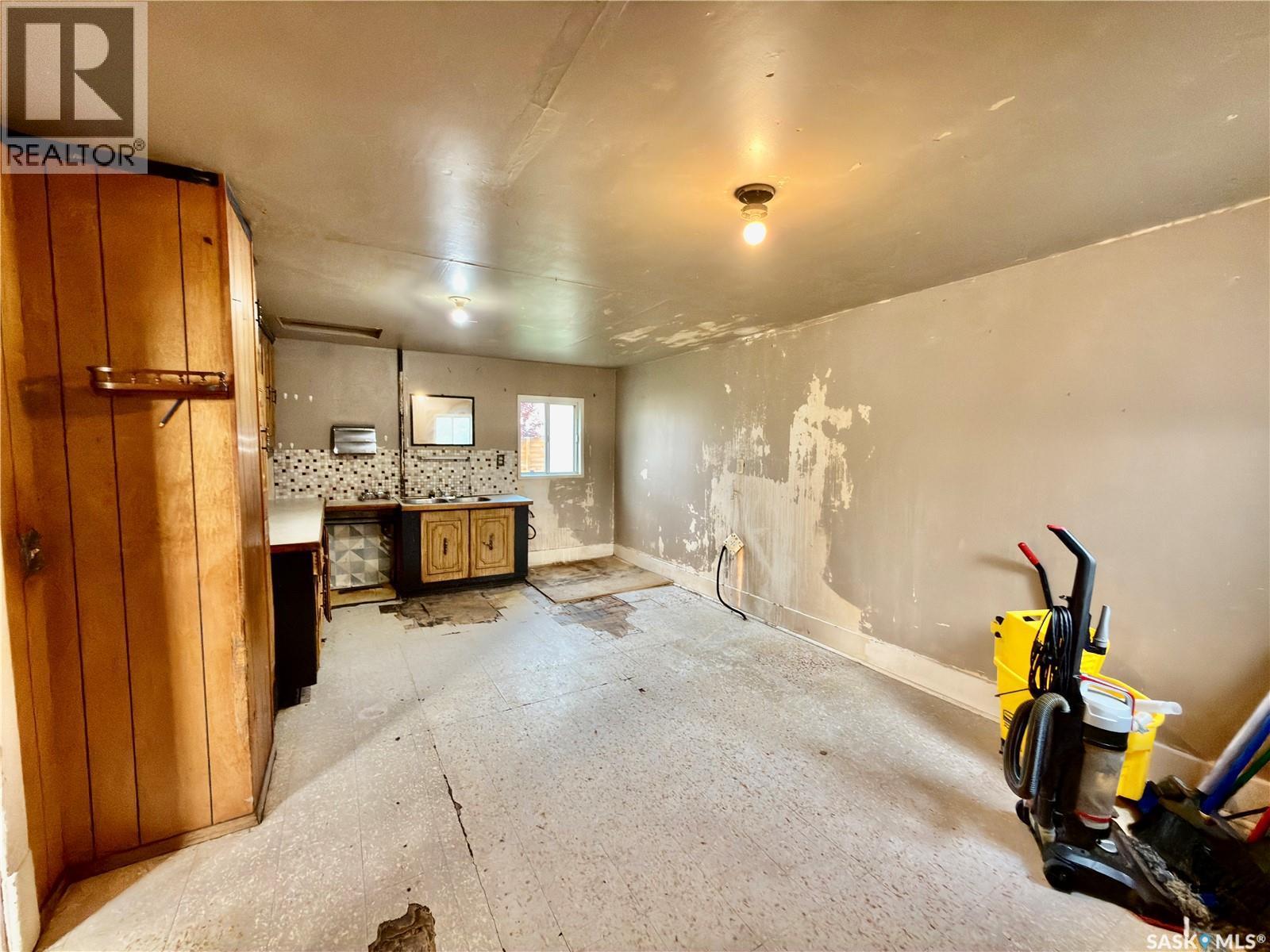 313 Grant Avenue, Hanley, SK - Indoor