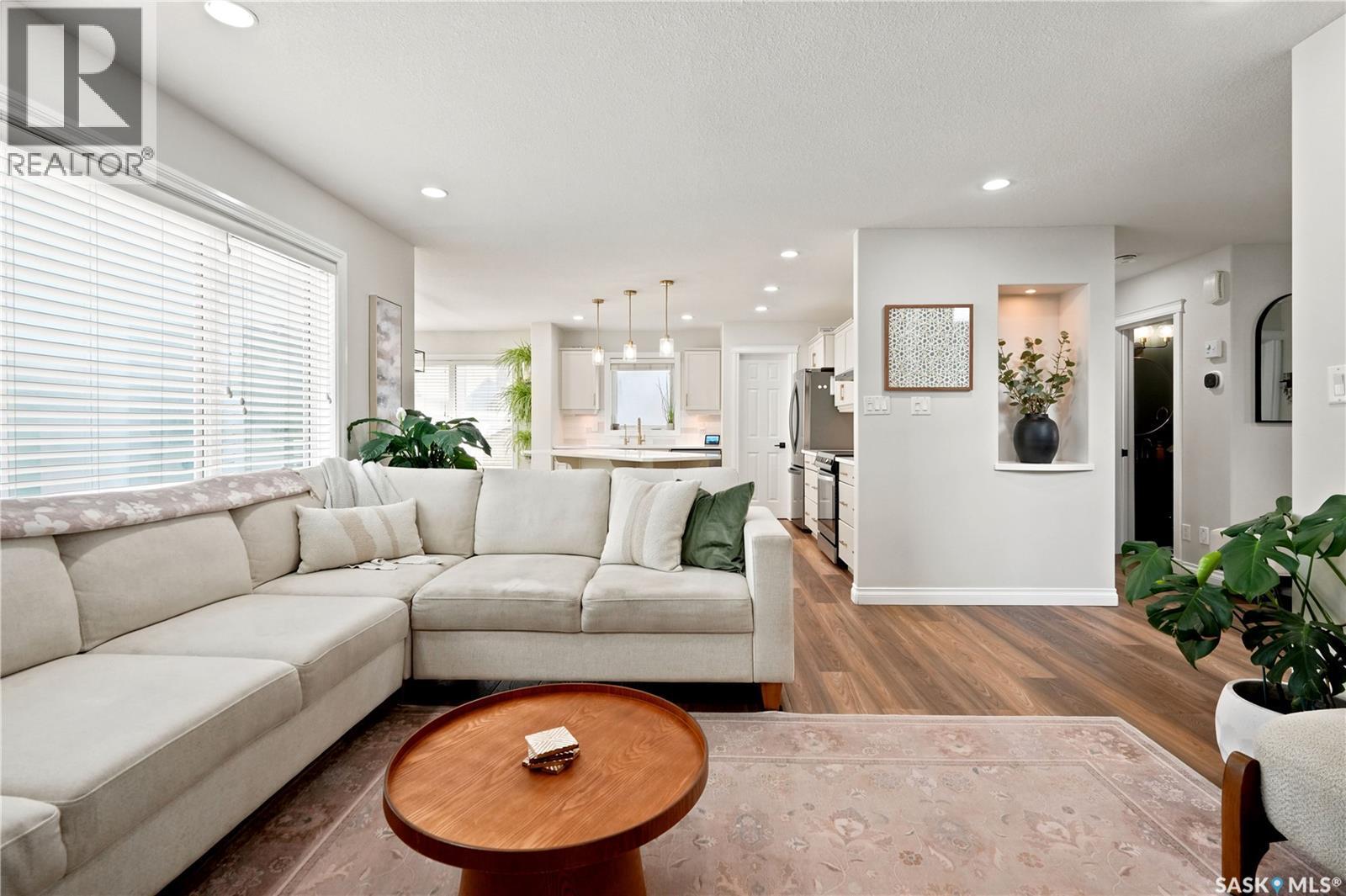 8607 Wascana Gardens Lane, Regina, SK - Indoor Photo Showing Living Room