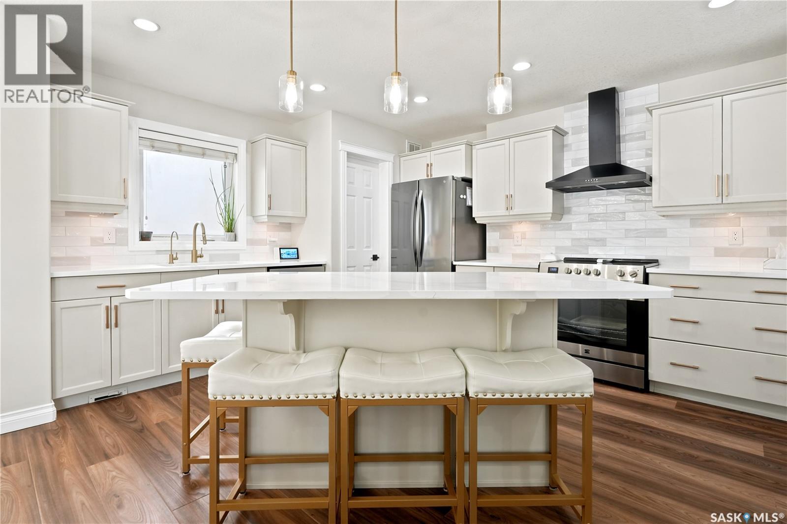 8607 Wascana Gardens Lane, Regina, SK - Indoor Photo Showing Kitchen With Upgraded Kitchen