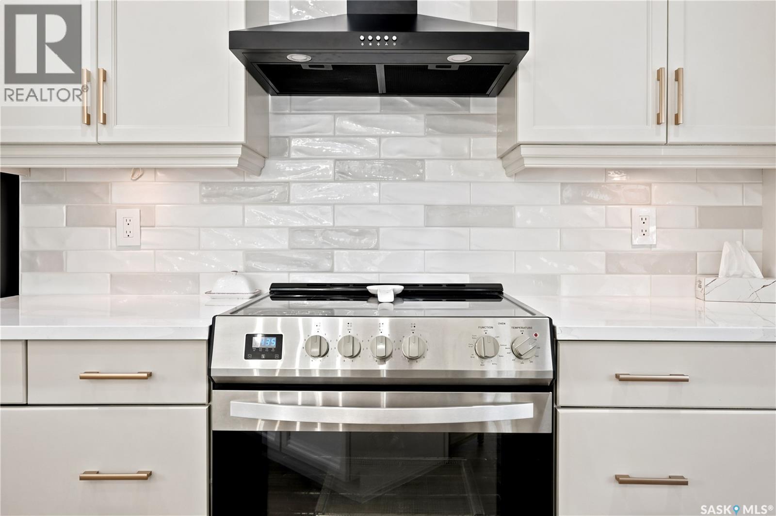 8607 Wascana Gardens Lane, Regina, SK - Indoor Photo Showing Kitchen With Upgraded Kitchen